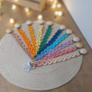 Attache tétine en crochet