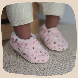 EN STOCK - Chaussons "Petits cœurs" - 6-9 mois
