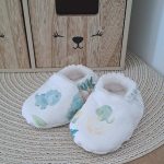chaussons personnalisés pour bébés garçons et bébés filles, doublés en polaire, pour des petits pieds au chaud. Taille naissance. Idée cadeau de naissance personnalisé.
