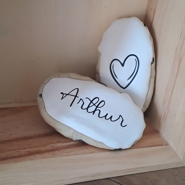 chaussons personnalisés pour bébés garçons et bébés filles, doublés en polaire, pour des petits pieds au chaud. Taille naissance. Idée cadeau de naissance personnalisé.