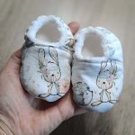 chaussons personnalisés pour bébés garçons et bébés filles, doublés en polaire, pour des petits pieds au chaud. Taille naissance. Idée cadeau de naissance personnalisé.
