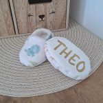 chaussons personnalisés pour bébés garçons et bébés filles, doublés en polaire, pour des petits pieds au chaud. Taille naissance. Idée cadeau de naissance personnalisé.