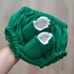 chaussons personnalisés pour bébés garçons et bébés filles, doublés en polaire, pour des petits pieds au chaud. A associer avec un petit bloomer garçon. Taille naissance. Idée cadeau de naissance personnalisé.