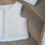 gilet de berger bebe réversible, une face imitation fourrure de mouton, une face double gaze.