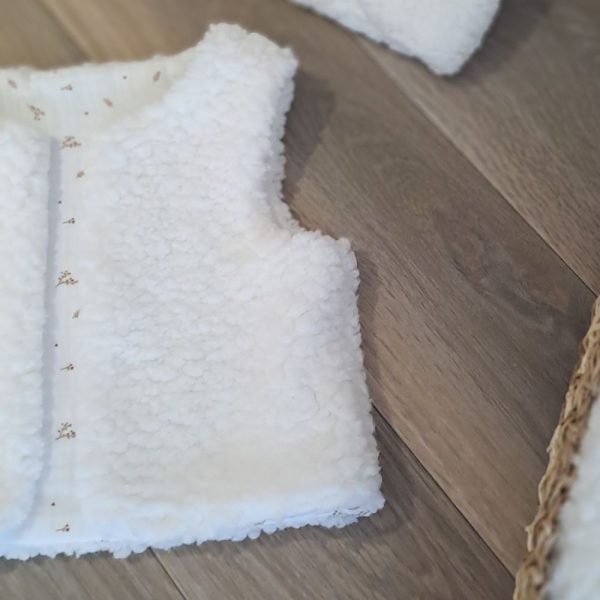 gilet de berger bebe réversible, une face imitation fourrure de mouton, une face double gaze.
