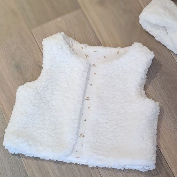 Gilet de berger bebe réversible mixte (pour filles et garçons du 3 mois au 6 ans). Un côté imitation fourrure de mouton, un côté double gaze.