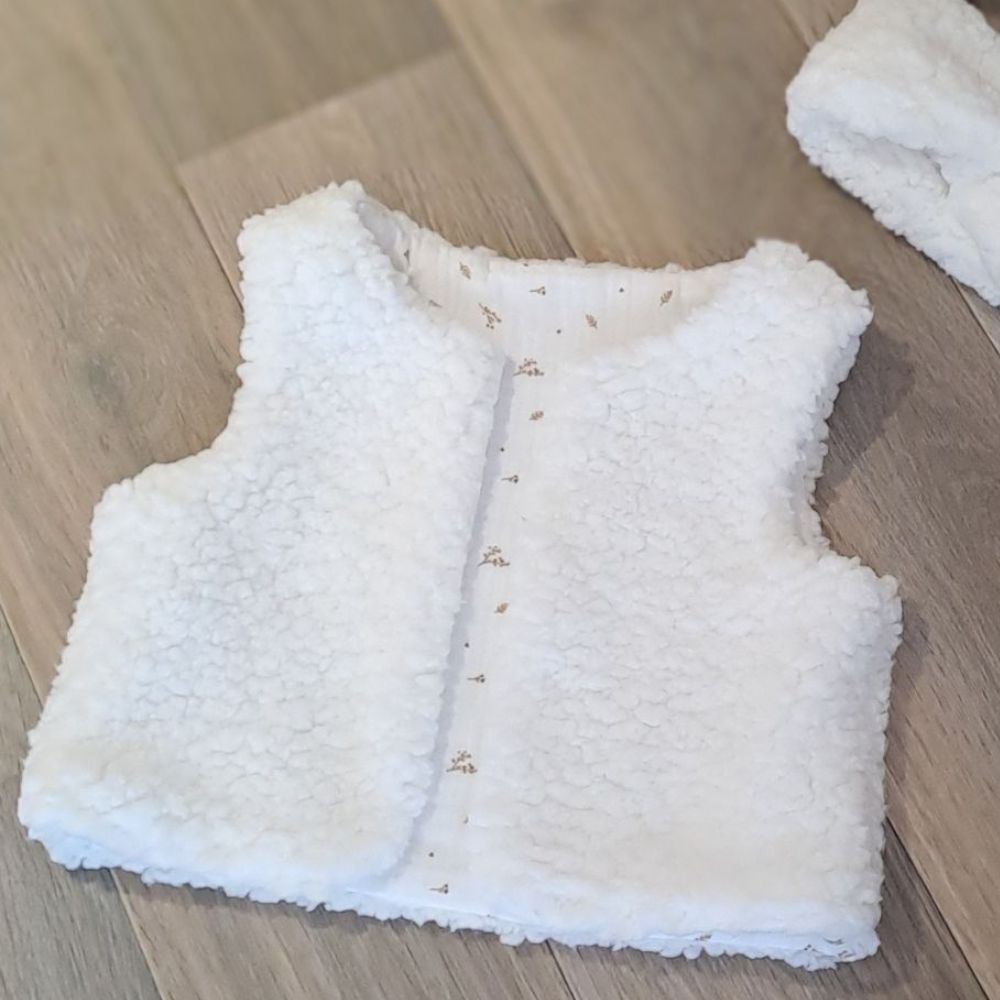 Gilet de berger bebe réversible mixte (pour filles et garçons du 3 mois au 6 ans). Un côté imitation fourrure de mouton, un côté double gaze.
