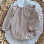 Barboteuse bébé garçon aux manches longues en velours milleraie uni galet