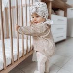 bébé dans sa Barboteuse bebe fille manches longues en velours milleraie uni galet , col en dentelle - 18 mois