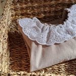 Barboteuse bebe fille manches longues en velours milleraie uni galet , col en dentelle - 18 mois
