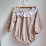 Barboteuse bebe fille manches longues en velours milleraie uni galet , col en dentelle - 18 mois