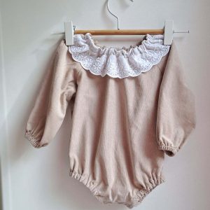 Barboteuse bebe fille manches longues en velours milleraie uni galet , col en dentelle - 18 mois