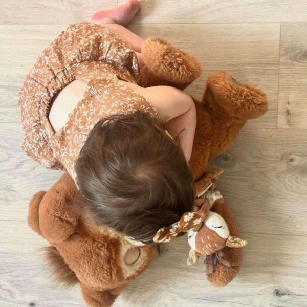 bébé fille dans sa Barboteuse bebe fille sans manche dos nu en double gaze camel - 12 mois
