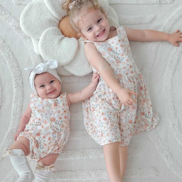 bebe fille dans sa barboteuse bebe dos nu et sa soeur dans sa robe du nu. Double gaze fleurie