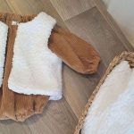 Barboteuse bébé garçon aux manches longues en velours grosse côte uni Camel avec par dessus un gilet de berger une face imitation fourrure de mouton et l'autre face en double gaze à motif en taille 6 mois
