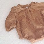 Barboteuse bébé garçon aux manches longues en velours grosse côte uni Camel en taille 6 mois
