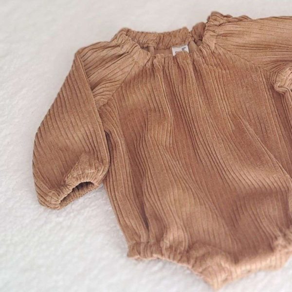 Barboteuse bébé garçon aux manches longues en velours grosse côte uni Camel en taille 6 mois