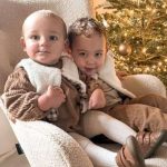 2 petits garçons en tenues Les créas de Laetiss : un dans une barboteuse bébé garçon aux manches longues et l'autre dans un pantalon à poches en velours grosse côte uni Camel
