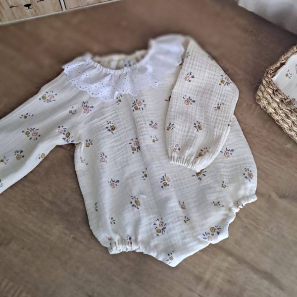 barboteuse bebe fille manches longues en double gaze avec col en dentelle. Taille 18 mois