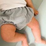 bébé portant un bloomer en double gaze avec des coeurs