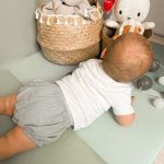 bébé portant un bloomer en double gaze avec des coeurs