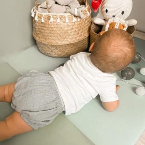 bébé portant un bloomer en double gaze avec des coeurs