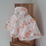 zoom poncho bebe voiture évolutif pour des trajets en voiture en toute sécurité, 12-24 mois. Coton renards, capuche amovible