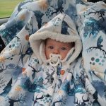 bébé en voiture dans son poncho bebe voiture évolutif et imperméable pour des trajets en voiture en toute sécurité, 12-24 mois