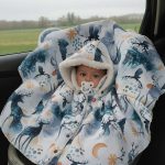 bébé en voiture dans son poncho bebe voiture évolutif et imperméable pour des trajets en voiture en toute sécurité, 12-24 mois