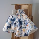 poncho bebe voiture évolutif et imperméable pour des trajets en voiture en toute sécurité, 12-24 mois. Motif cerfs en hiver