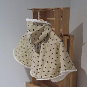 poncho bebe voiture évolutif pour des trajets en voiture en toute sécurité, 12-24 mois. Coton coeurs, capuche amovible