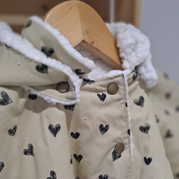 zoom poncho bebe voiture évolutif pour des trajets en voiture en toute sécurité, 12-24 mois. Coton coeurs, capuche amovible