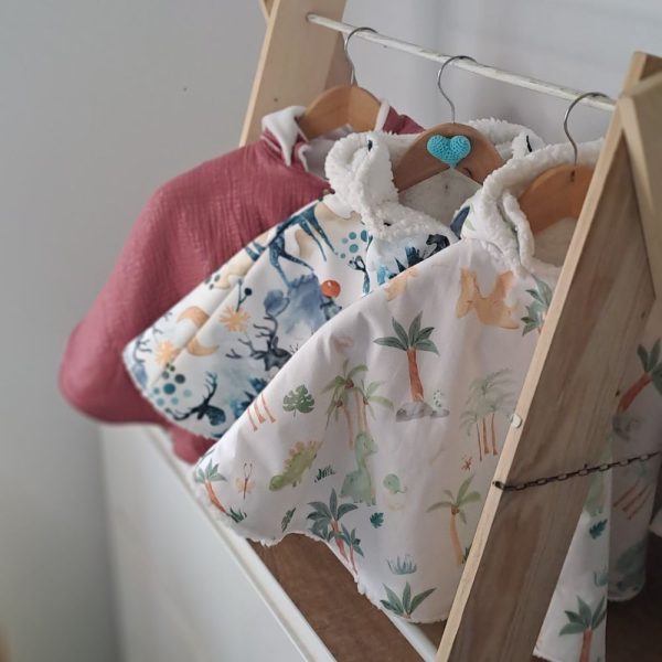 ponchos bebe voiture évolutif pour des trajets en voiture en toute sécurité, 12-24 mois. Coton dinosaures, double gaze pailletée, imperméable cerfs