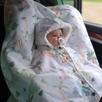 bébé en voiture dans son poncho bebe voiture évolutif pour des trajets en voiture en toute sécurité, 12-24 mois. Coton dinosaures