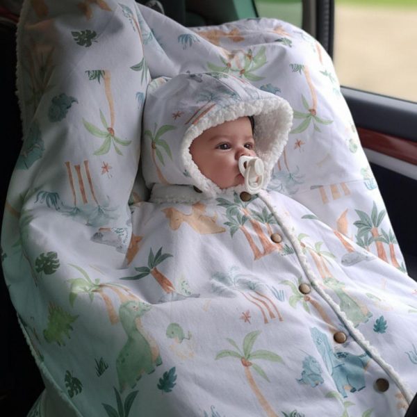 bébé en voiture dans son poncho bebe voiture évolutif pour des trajets en voiture en toute sécurité, 12-24 mois. Coton dinosaures