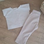 tee shirt bebe garcon en double gaze, boutonné dans le dos, manches courtes. Avec un pantalon à poches en velours milleraie uni galet