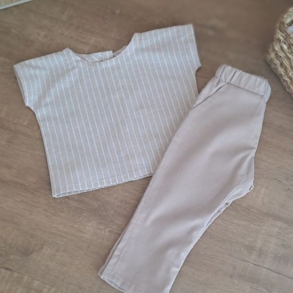 tee shirt bebe garcon en double gaze, boutonné dans le dos, manches courtes. Avec un pantalon à poches en velours milleraie uni galet