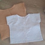 tee shirt bebe garcon en double gaze et en coton, boutonné dans le dos, manches courtes. Taille 6 mois et 2 an