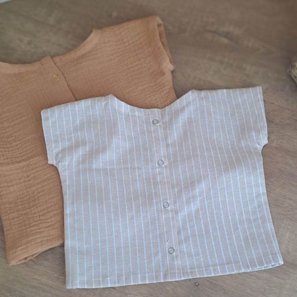 tee shirt bebe garcon en double gaze et en coton, boutonné dans le dos, manches courtes. Taille 6 mois et 2 an