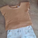 tee shirt bebe garcon en double gaze uni camel, boutonné dans le dos, manches courtes sur un short bebe garcon