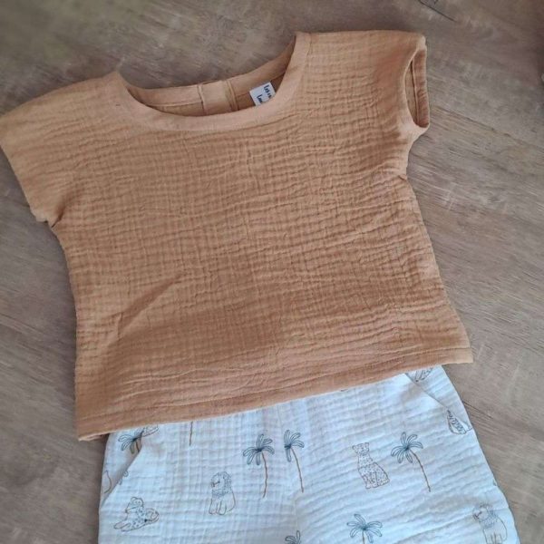 tee shirt bebe garcon en double gaze uni camel, boutonné dans le dos, manches courtes sur un short bebe garcon