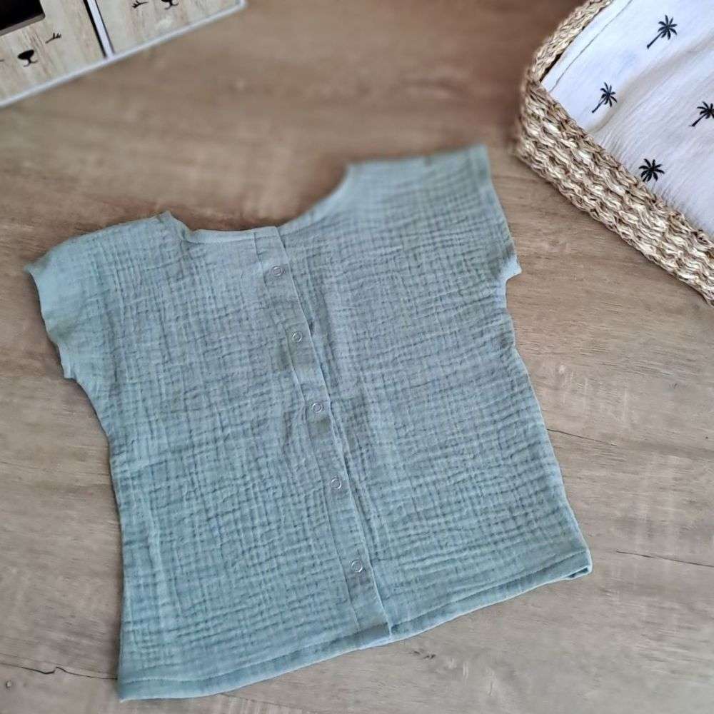 tee shirt bebe garcon en double gaze, boutonné dans le dos, manches courtes