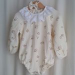 barboteuse bebe fille manches longues en double gaze avec col en dentelle. Taille 18 mois. Avec son petit noeud pour cheveux assorti