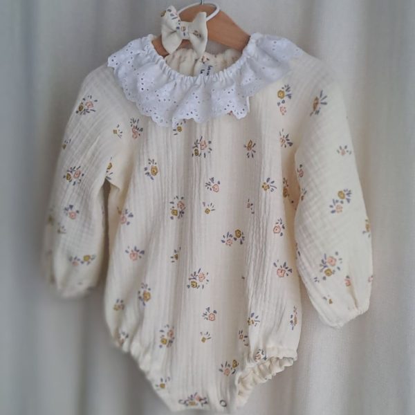 barboteuse bebe fille manches longues en double gaze avec col en dentelle. Taille 18 mois. Avec son petit noeud pour cheveux assorti