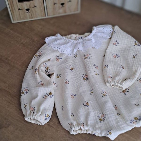 barboteuse bebe fille manches longues en double gaze avec col en dentelle. Taille 18 mois