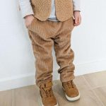 bébé garçon dans son pantalon bebe garcon, pantalon velours grosses côtes camel avec poches