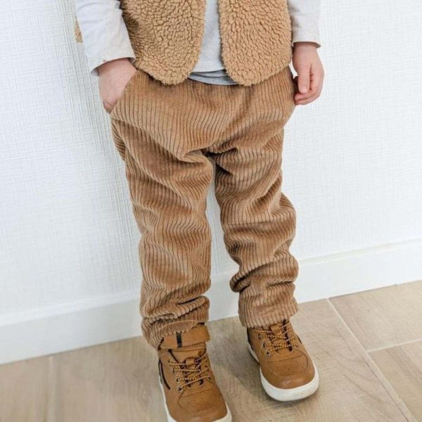 bébé garçon dans son pantalon bebe garcon, pantalon velours grosses côtes camel avec poches