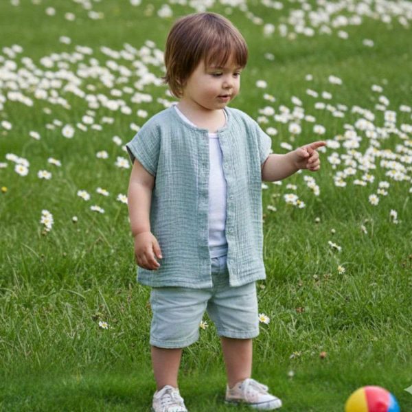 bebe dans tee shirt bebe garcon en double gaze, boutonné dans le dos, manches courtes