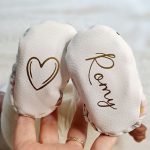 chaussons personnalisés pour bébés garçons et bébés filles, doublés en polaire, pour des petits pieds au chaud. Taille naissance. Idée cadeau de naissance personnalisé.