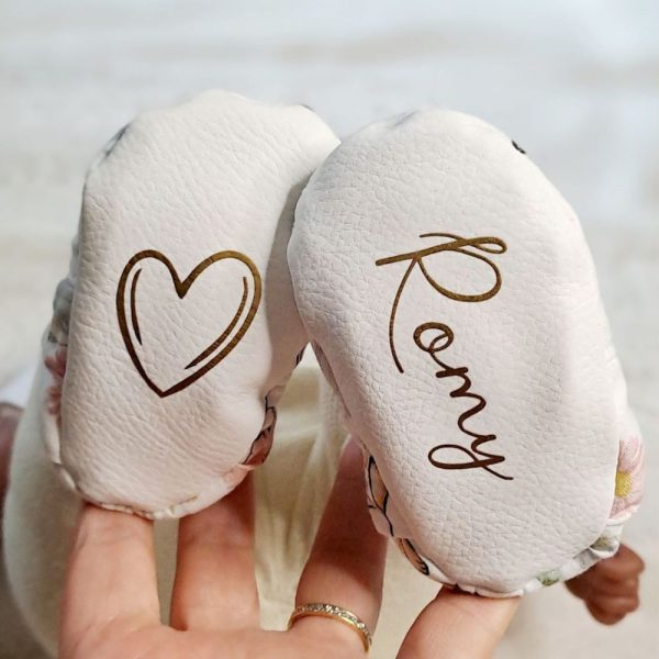 chaussons personnalisés pour bébés garçons et bébés filles, doublés en polaire, pour des petits pieds au chaud. Taille naissance. Idée cadeau de naissance personnalisé.
